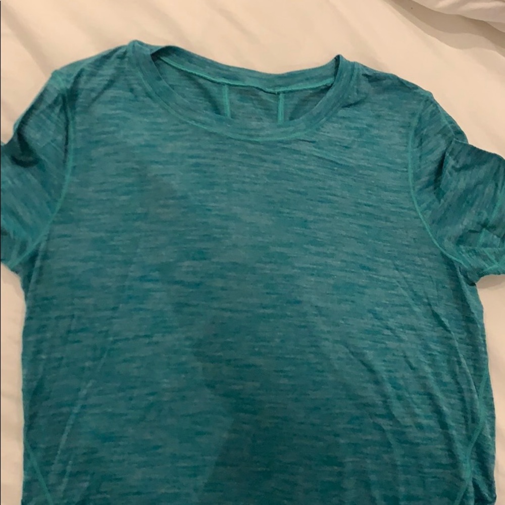 Lululemon short sleeve size6 fits size 4